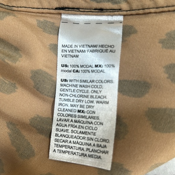 CHICOS WOMENS BUTTON DOWN BLOUSE LEOPARD PRINT LIGHTWEIGHT SZ 1(8/10) - Picture 8 of 14